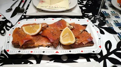 Toast doré au beurre, beurre d'aneth, saumon fumé, citron, un apéro très gourmand