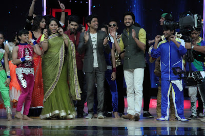 Sonam Kapoor and Farhan Akhtar on the sets of 'India's Dancing Superstars'