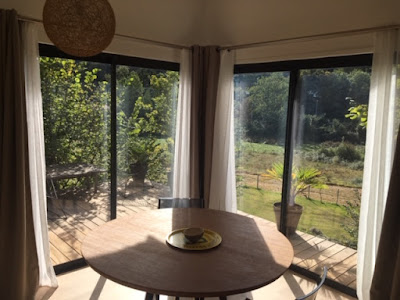 le studio est équipé d'une table où vous pourrez prendre vos repas face à la nature