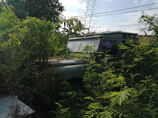 Ditemukan MOBIL TUA Land Rover Di Kebon