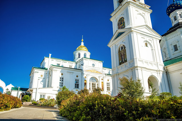 Белокаменная церковь и собор