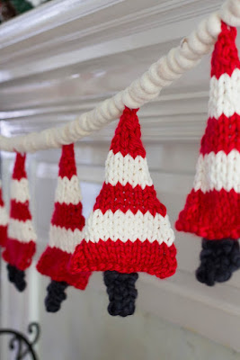 https://www.savvyapron.com/knitted-christmas-tree-banner/