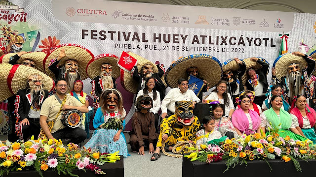 Recibe Miguel Barbosa a Ariadna Ayala para el tradicional convite del Festival Huey Atlixcayotl