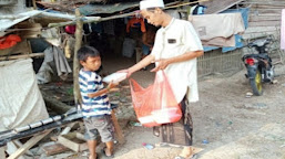 Maknai Berkah Ramadhan, H. Robi Berbagi Kasih kepada Jompo dan Anak Yatim