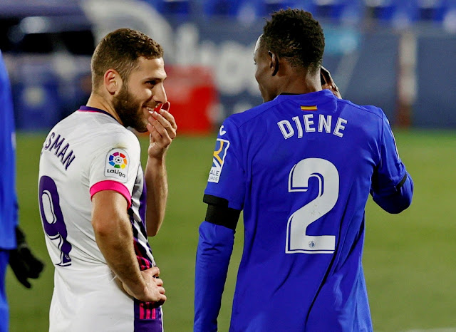 Weissman y Djené mantuvieron un bonito duelo durante todo el partido. GETAFE C. F 0 REAL VALLADOLID 1. 02/01/2021. Campeonato de Liga de 1ª División, jornada 17. Getafe, Madrid, estadio Coliseum Alfonso Pérez. GOLES: 0-1: 37’, Weissman