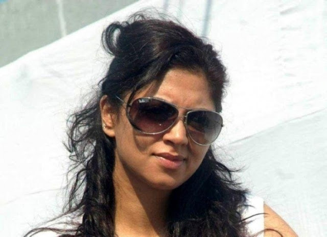 Kavita Kaushik looking stunning in her latest hot stills.