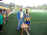 Enrique Montalvo entrega el trofeo a la peña Raspuela