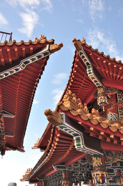 Wenwu temple - colourful roof