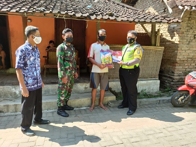 Bhabinkamtibmas Polsek Sampung Polres Ponorogo Melaksanakan Bakti Sosial dengan menyalurkan bantuan beras kepada warga Yang Terdampak Covid - 19