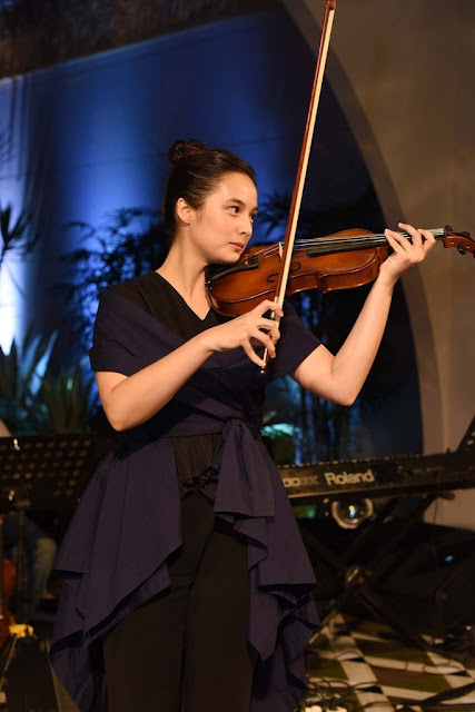 Kumpulan Foto Cantik Chelsea Islan Saat Main Biola | liataja.com