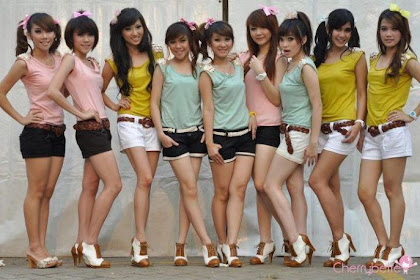 Dua Personil Cherrybelle Mundur