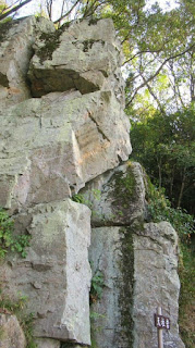 人文研究見聞録：天柱岩（吉備の中山） ［岡山県］