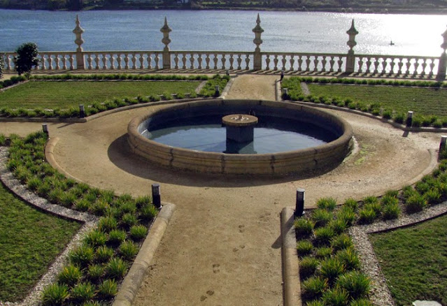 Jardim, fonte e rio Douro no Pestana Palácio do Freixo