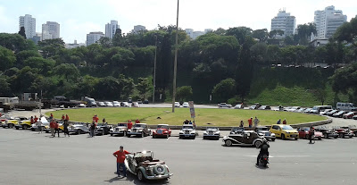 A Praça Charles Miller tomada por MPs de todas as torcidas.