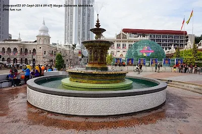 20140907: gambar air pancut di Dataran Merdeka Kuala Lumpur yang mempunyai hiasan patung beberapa ekor naga