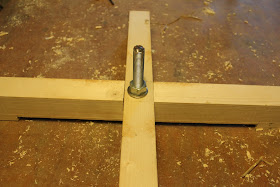 Pallet wood base for dressmakers' dummy