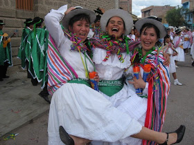 Ayacuchanas con bellas sonrisas en el Carnaval de Ayacucho