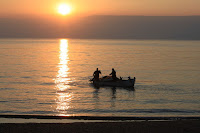 Resultado de imagen para pescador en una barca en el amanecer