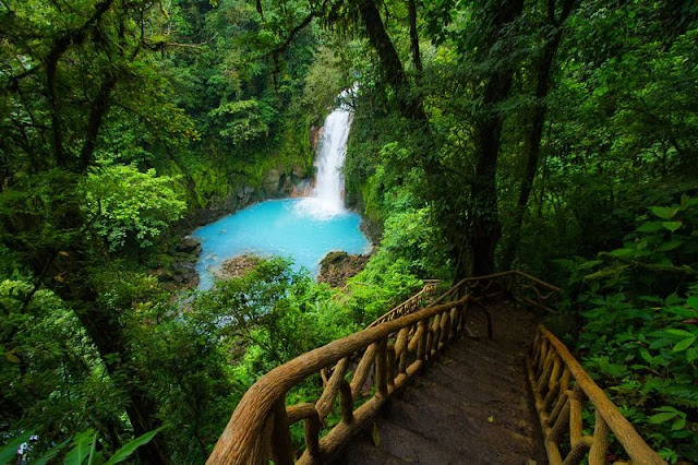 Rio Celeste, Sungai Berkelok Dengan Warna Biru  yang Khas