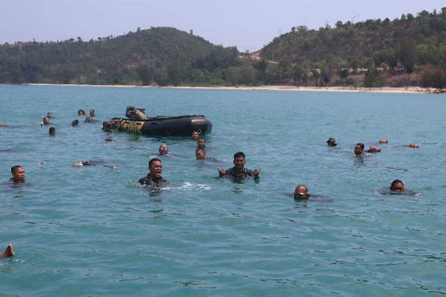 Batalyon Infanteri 10 Marinir/Satria Bhumi Yudha Gelar Pelatihan Renang di Pantai Melur