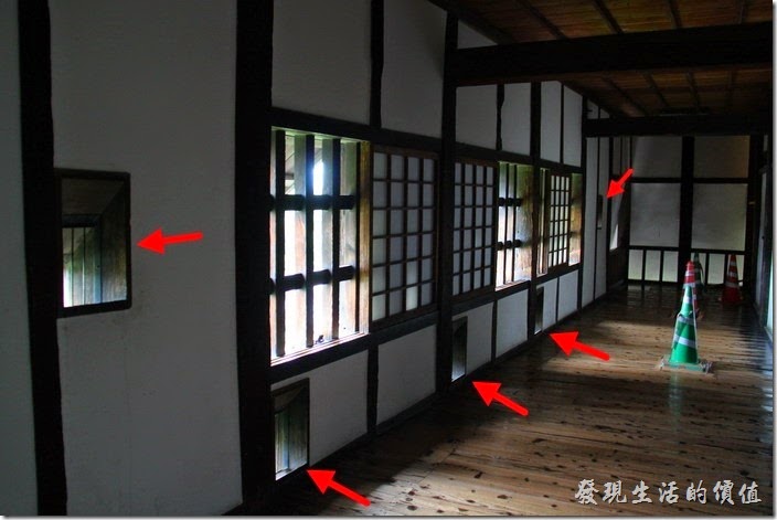 日本北九州-熊本城。「宇土櫓」的「櫓」中文是城上供防禦而無頂蓋的瞭望樓，不過在日本似乎把它蓋子加上了也叫作「櫓」，而且牆壁上到處都可見斜開口供弓箭手射箭之用。所以這「宇土櫓」也被安座在距離大小天守閣一小段距離的城牆邊，作為天守閣的防守之用，也因為沒有跟天守閣連在一起，才能免於當初被燒毀的名運。（照片的箭頭處都是射箭的開孔）