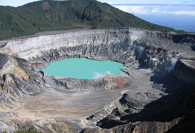 Resultado de imagem para uma mansão dentro da boca de um vulcão