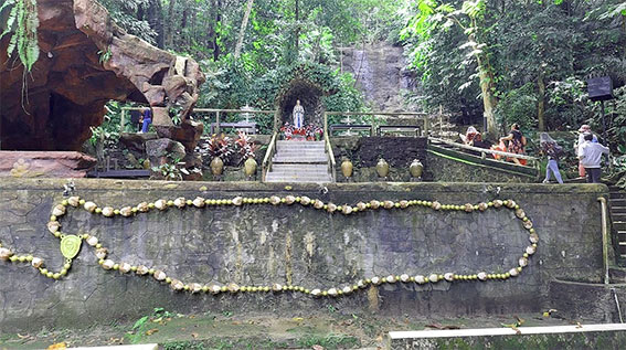 Tempat Peribadatan Gua Maria Anjongan