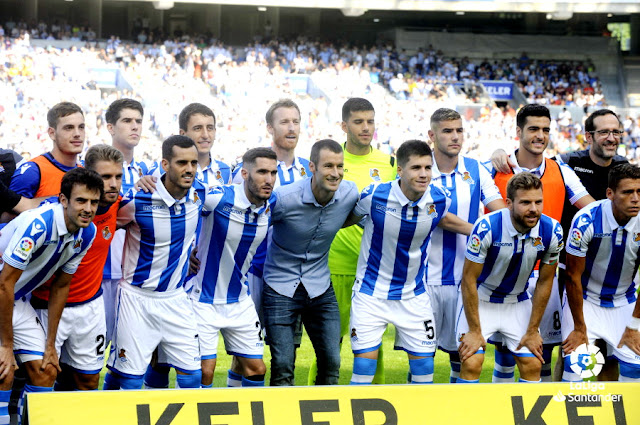 REAL SOCIEDAD DE FÚTBOL DE SAN SEBASTIÁN - Temporada 2018-19 - Jon Bautista, Aritz Elustondo, Mikel Oyarzabal, Zurutuza, Rulli, Theo Hernández, Mikel Merino e Imanol Soroa (fisioterapeuta); Rubén Pardo, Kevin Rodrigues, Juanmi, Zaldúa, Imanol Aguirretxe (de paisano), Zubeldia, Illarramendi y Héctor Moreno. REAL SOCIEDAD DE FÚTBOL DE SAN SEBASTIÁN 1 ( Aritz Elustondo) F. C. BARCELONA 2 (Luis Suaréz, Dembélé). 15/09/2018. Campeonato de Liga de 1ª División, jornada 4. San Sebastián, Guipúuzcoa, estadio de Anoeta.