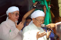 TG Nik Aziz & TG Hj Hadi berdoa