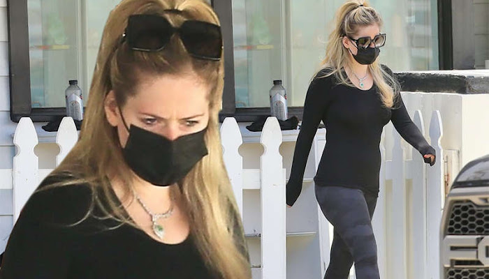 Avril Lavigne de compras en Malibú con suéter negro y mallas ceñidas