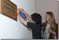 Paula Mantero a momento de la placa que simboliza la integración entre ambas unidades académicas