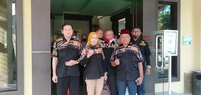 Aksi Damai DPW Jatim PEKAT IB di Depan Mapolda Jatim