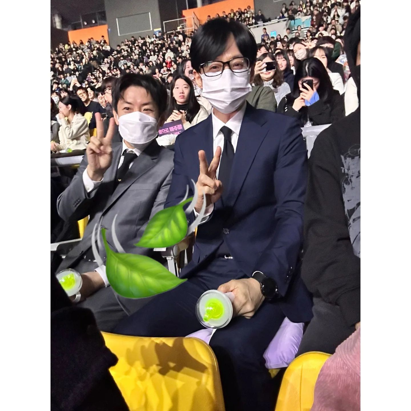 Giữ đúng lời hứa, Yoo Jae Suk và Yang Se Chan mặc vest đến tham dự concert của IU