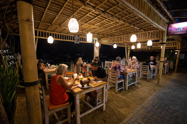 Lungomare e spiaggia di Sanur di notte, Bali