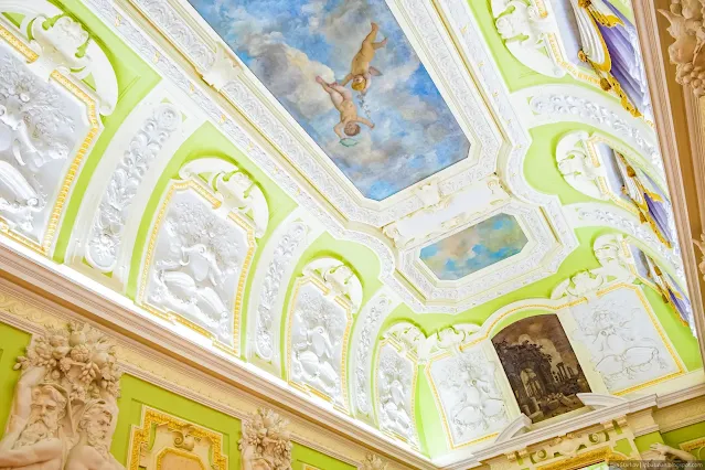 Обилие лепнины под потолком