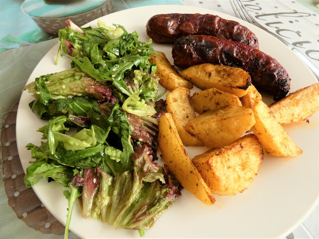 Kiełbaski BBQ, pieczone ziemniaki i sałata