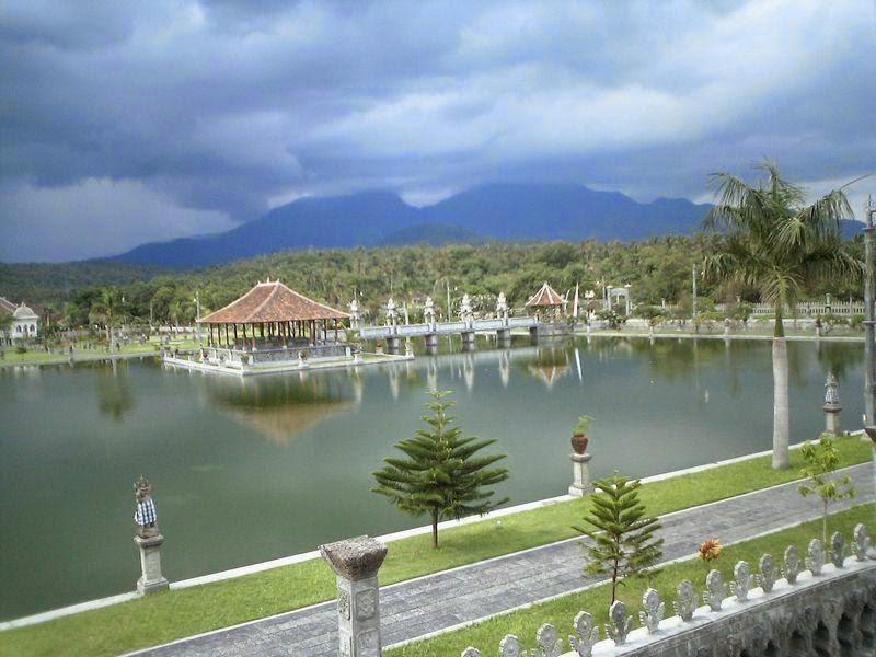 Kolam Di Taman Ujung Bali