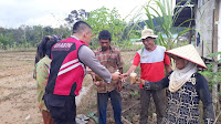 Brigadir Yusron Pandiangan Bagikan Bubur Kacang Ijo dan Sirup Kelapa Muda Gratis Kepada Para Petani