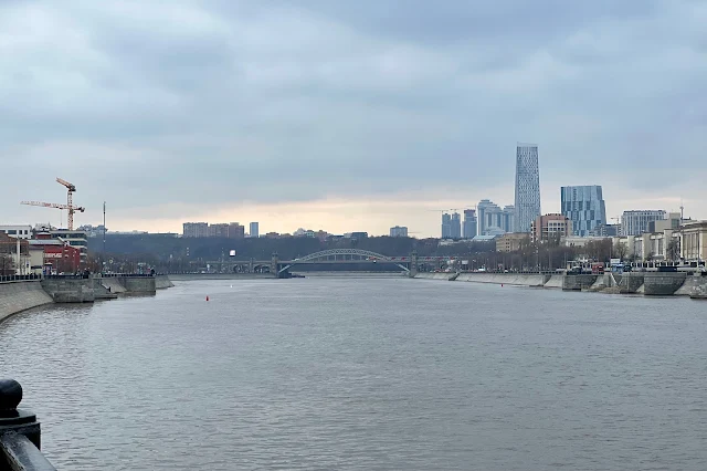 Саввинская набережная, Москва-река, Лужнецкий мост, Бережковская набережная