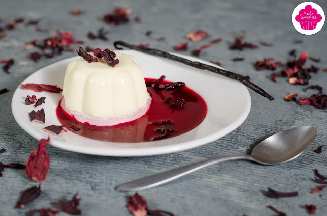 Panna cotta à l'hibiscus et à la vanille accompagnée de coulis à l'hibiscus - Foodista #16