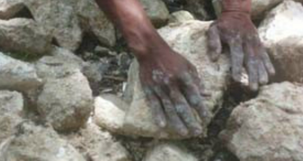 KISAH TELADAN : Si Tukang Batu Yang Tanganya Di Cium 