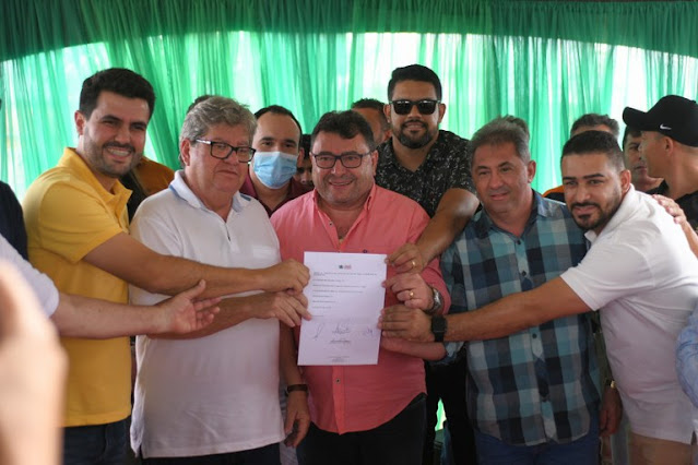 João Azevêdo autoriza convênio para custeio de hospital e inspeciona reforma e construção de escola e ginásio em Soledade
