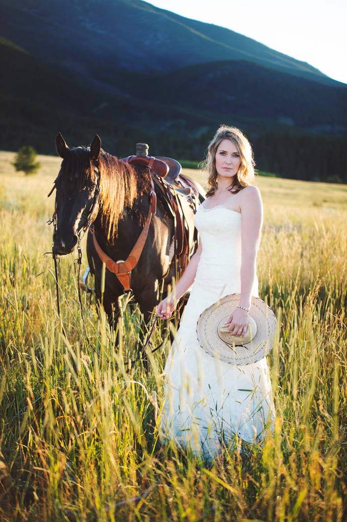 Photography: Macy Spencer Photography / Bride / Horse