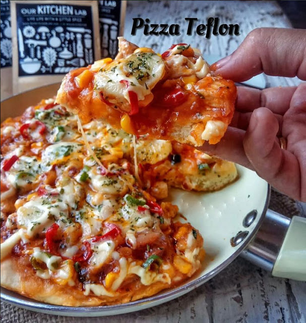 Pizza yakni salah satu masakan orisinil Italia yang masih sangat terkenal hingga ketika ini Resep dan Cara Membuat Pizza Sederhana Menggunakan Alat Masak Teflon