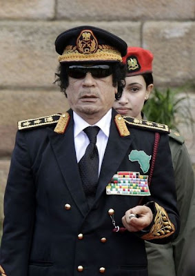 [Image: muammar_algaddafi_female_bodyguards_15.jpg]