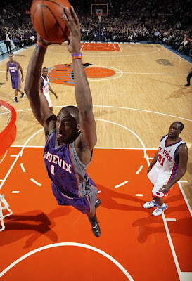 Amare Stoudamire of the Phoenix Suns, dunking over the New York Knicks