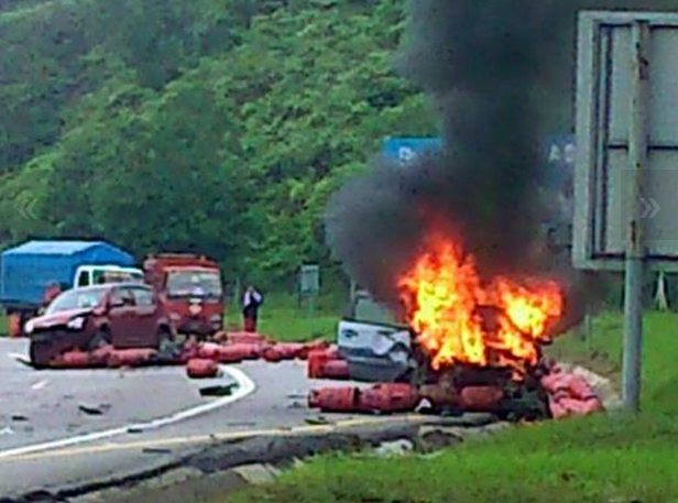 Perodua Alza terbakar selepas rempuh tong gas jatuh dari 