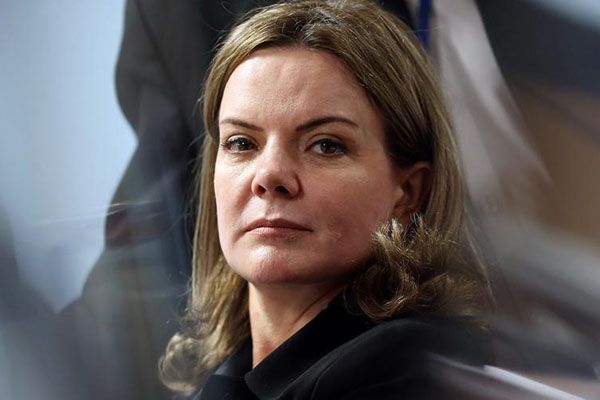 Senadora Gleisi Hofmann desafia os parlamentares a reduzir seus próprios salários - assista o vídeo