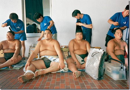 Al lavoro per acconciare i lottatori di sumo, Nayoro (Hokkaido).
