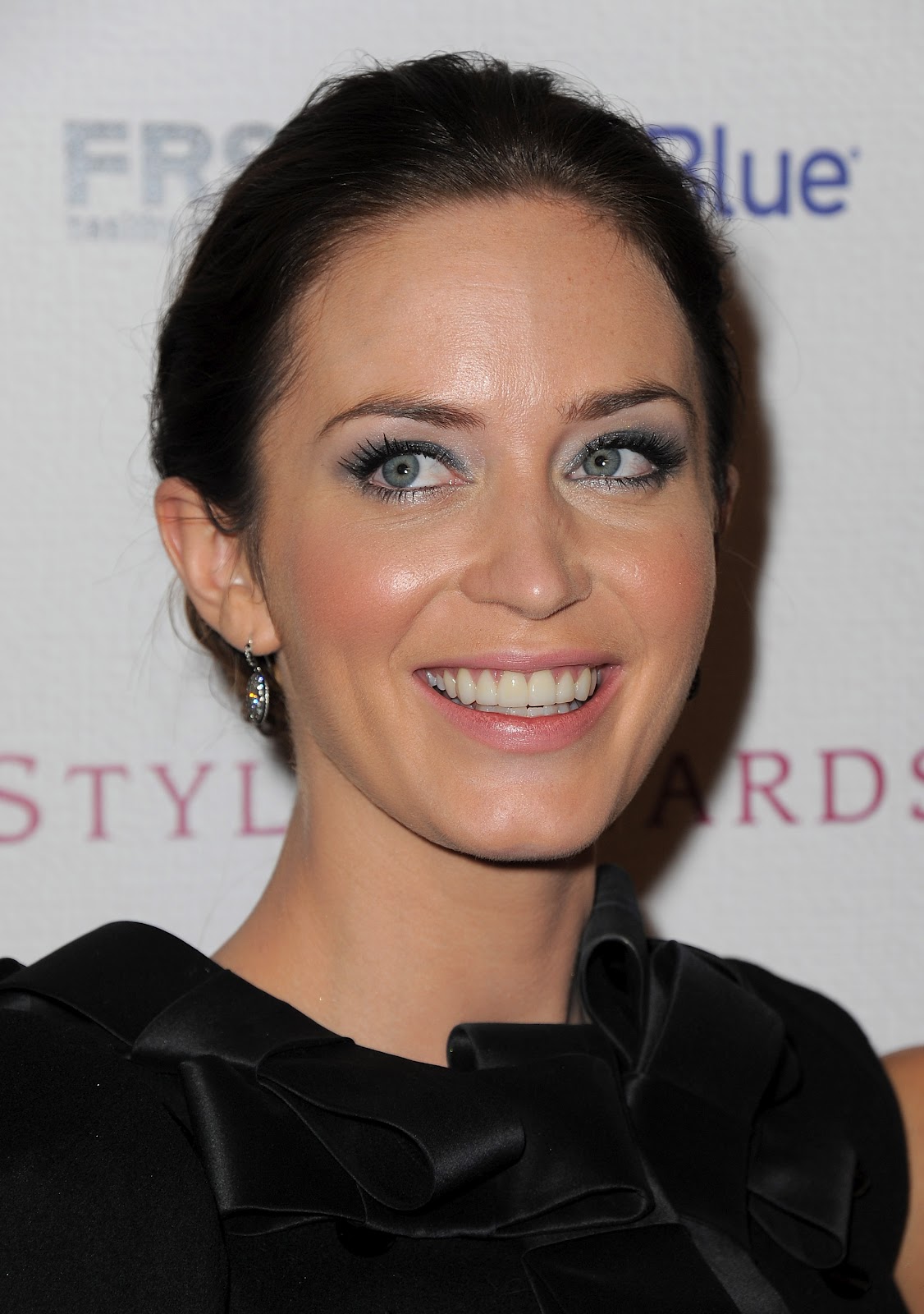 new life hartz: English Actress Emily Blunt Hairstyle